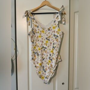 Never worn! Cute floral bodysuit from Old Navy, size XL.
